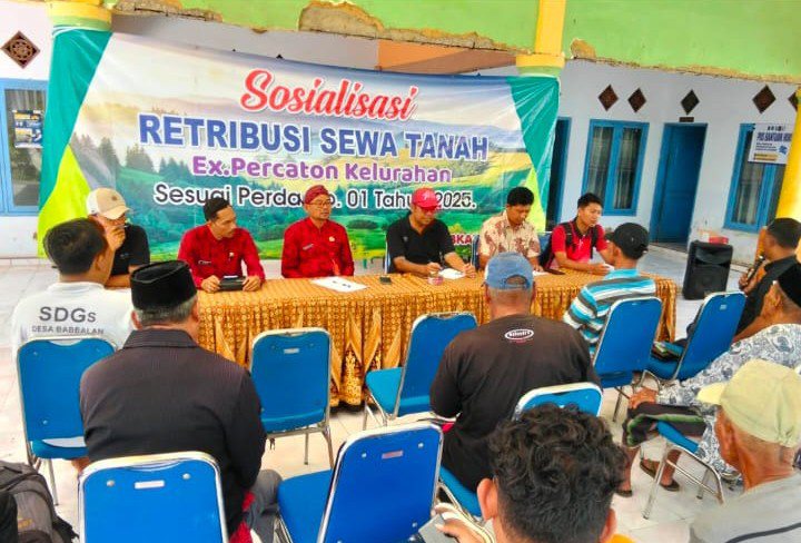 Kabid Aset BPKAD Sumenep Lukmanul Hakim Saat Mensosialisasikan Retribusi Tanah Eks Percaton di Balai Desa Babbalan Kecamatan Batuan, Jum'at (05/12/2025) 