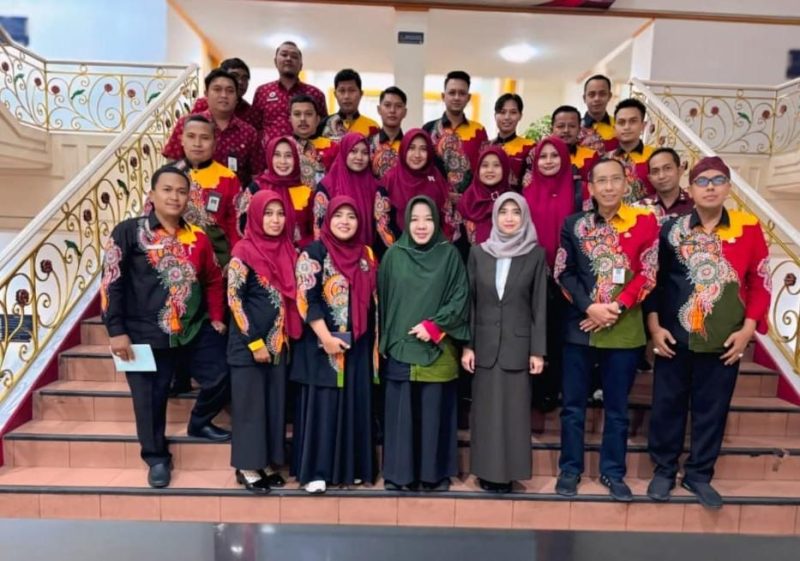 Asisten III Setdakab Ferdiansyah Tetrajaya dan Kepala BKAD Titik Suryati Bersama Tim BKAD Sumenep Saat Foto Bersama di Pemkab Malang