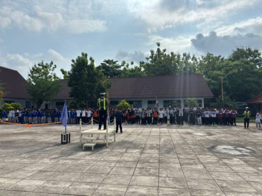 Satlantas Polres Sumenep Gelar Police Goes To School di SMA Gapura, Edukasi Keselamatan Berlalu Lintas Diperkuat, Senin (08/12/2025)