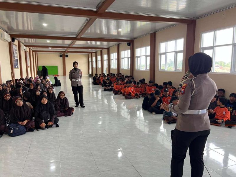 Satlantas Polres Sumenep Gelar “Police Goes to School” di SMP Luqman Hakim, Edukasi Keselamatan Lalu Lintas Sejak Dini