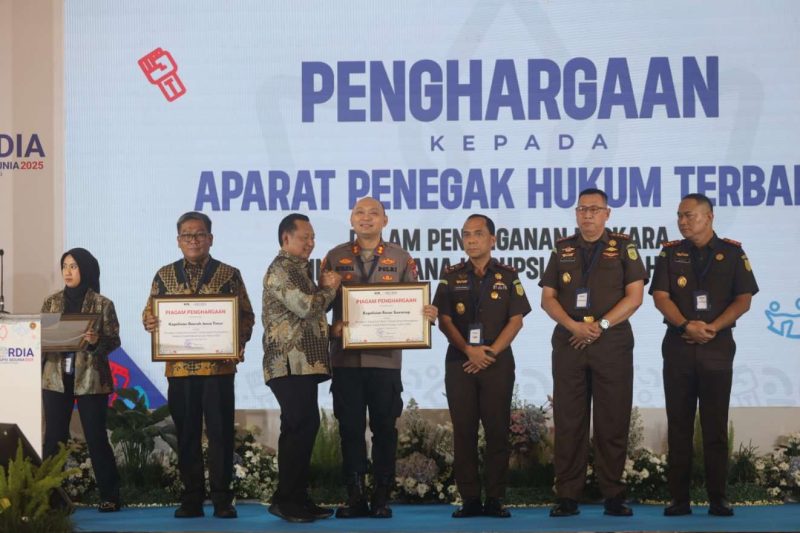 Kapolres Sumenep AKBP Rivanda SIK Saat Menerima Penghargaan dari Menteri Dalam Negeri Tito Karnavian di Harkodia 2025 Yogyakarta, Selasa (09/12/2025)