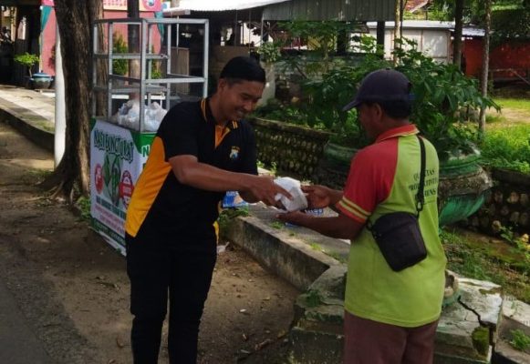 KBS Sumenep Bagikan 65 Nasi Bungturat kepada Pengguna Jalan di Simpang Tiga Polres