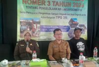Jaksa Fungsional Kejari Sumenep, Nur Fajriyah, SH, saat menjadi narasumber dalam kegiatan Sosialisasi Peraturan Daerah Nomor 2024 tentang Pengelolaan Air Limbah Domestik yang digelar Dinas Pekerjaan Umum dan Tata Ruang (PUTR) di Balai Desa Larangan Kerta, Kecamatan Manding, Selasa (16/12/2025).