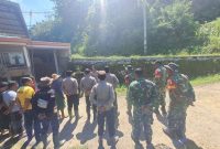 Hujan Deras Picu Longsor di Sumenep, Polisi–TNI–Warga Bahu-Membahu Buka Jalan Terisolasi
