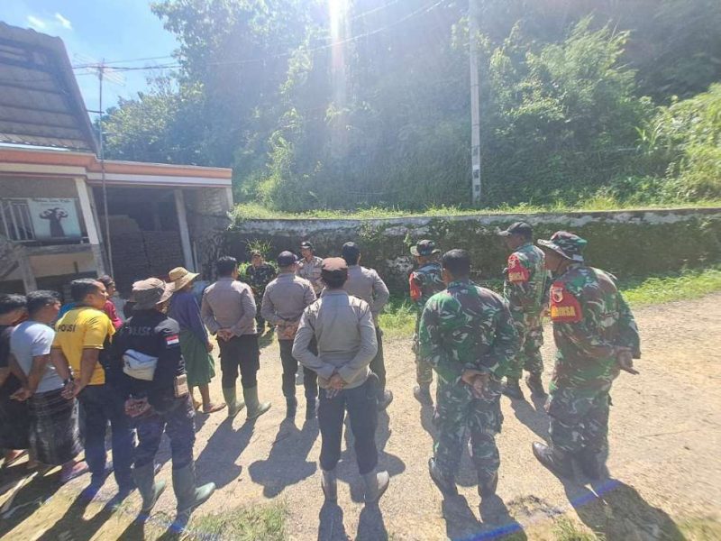 Hujan Deras Picu Longsor di Sumenep, Polisi–TNI–Warga Bahu-Membahu Buka Jalan Terisolasi