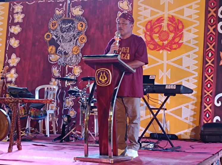 Kepala SMAN 1 Sumenep Drs. Rafiuddin MPD resmi menutup seluruh rangkaian Penamata 8 pada Rabu (17/12/2025) malam