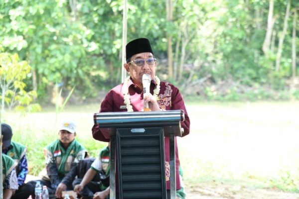 Wabup Sumenep KH. Imam Hasyim Yang Memberikan Sambutan Peresmian Smart Farming Holtikultura di Desa Kasengan Kamis (18/12/2025) 
