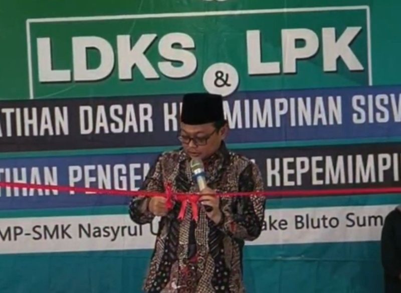 Wakil Pengasuh Pondok Pesantren Nasyrul Ulum Aeng Dake, Dr. Zamzami Sabiq, M.Psi Saat Membuka Acara LPK