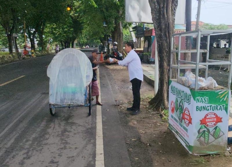 KBS Sumenep Tebar Aksi Jumat Berkah, 120 Bungturat Dibagikan di Jalan Urip Sumoharjo