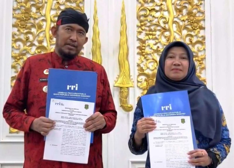 Bupati Sumenep Achmad Fauzi Wongsojudo dan Kepala LLP RRI Istikomah Usai Penandatanganan Mou, Jumat (19/12/2025) 