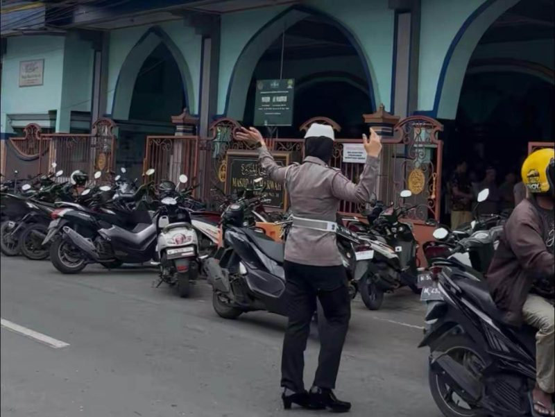 Humanis dan Sigap, Polwan Polres Sumenep Kawal Sholat Jum'at Warga
