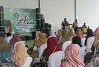 Peringatan Hari Ibu, Ratusan Siswa MI di Sumenep Tulis Surat Kasih Sayang hingga Bersimpuh di Kaki Ibu