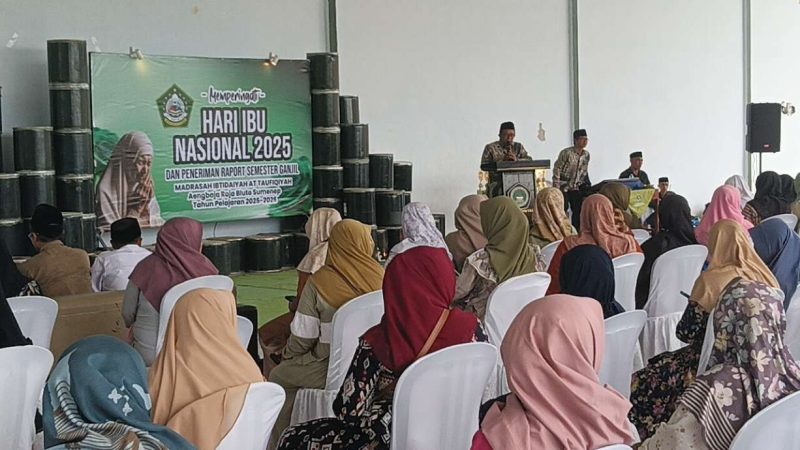 Peringatan Hari Ibu, Ratusan Siswa MI di Sumenep Tulis Surat Kasih Sayang hingga Bersimpuh di Kaki Ibu