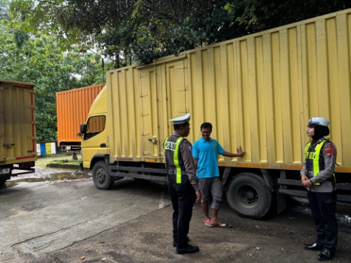 Satlantas Polres Sumenep Gelar Polantas Menyapa.Sopir Truk Jelang Libur Natal dan Tahun Baru, Senin (22/12/2025)