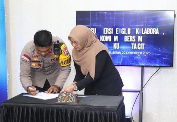Wakapolres Sumenep Kompol Masyhur Ade, S.I.K. menghadiri kegiatan penandatanganan Nota Kesepahaman (MoU)