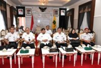 Bupati Sumenep Dr. H. Achmad Fauzi Wongsojudo Di Acara Rapat Koordinasi Pendapatan se-Indonesia Via Zoom Meeting Bersama Kemendagri RI di Rumah Dinas Bupati Sumenep, Rabu (24/12/2025)