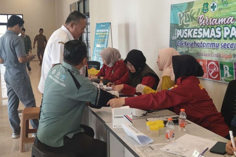 Dinkes P3KB Sumenep Skrining PTM dan Narkoba Kru Bus di Terminal Arya Wiraraja Jelang Nataru, Rabu (24/12/2025)