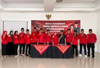 Foto Bersama Ketua DPC PDI-P Sumenep Achmad Fauzi Wongsojudo Bersama Pengurus Usai Menggelar Rapat Internal, Kamis (25/12/2025)