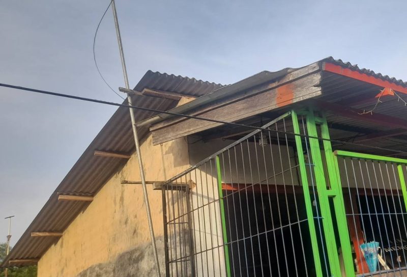 Warga Banasare Sumenep Protes Kabel Telekomunikasi Melintang di Bawah Atap Ruko, Dinilai Membahayakan