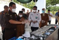 Plt. Kepala Kejaksaan Negeri Sumenep, Dr. I Ketut Kasna Dedi Bersama Forkompinda Di Acara Pemusnahan Barang Bukti Periode Juli Hingga Desember 2025