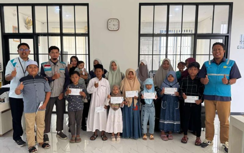 Kepala ULP PLN Sumenep Pangky Yonkynata Ardiyansyah Saat Menyalurkan Bantuan Kepada Anak Yatim Di Kantor ULP PLN Sumenep, Selasa (30/12/2025)