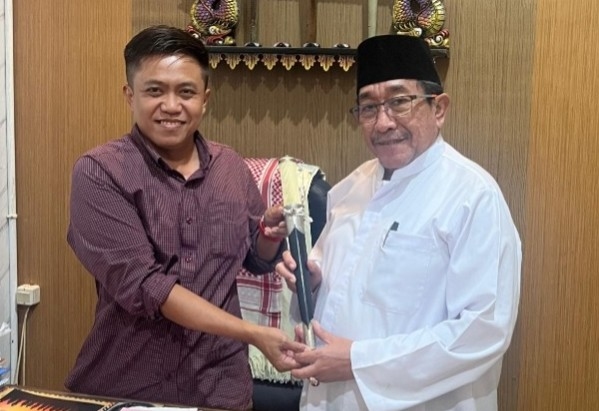 Wabup Sumenep KH. Imam Hasyim Saat Menyerahkan Keris Pusaka kepada Direktur Naghfir Institut Dr. Naghfir di Kediaman di Jalan Lingkar Barat Desa Batuan, Jum'at (13/12/2025)