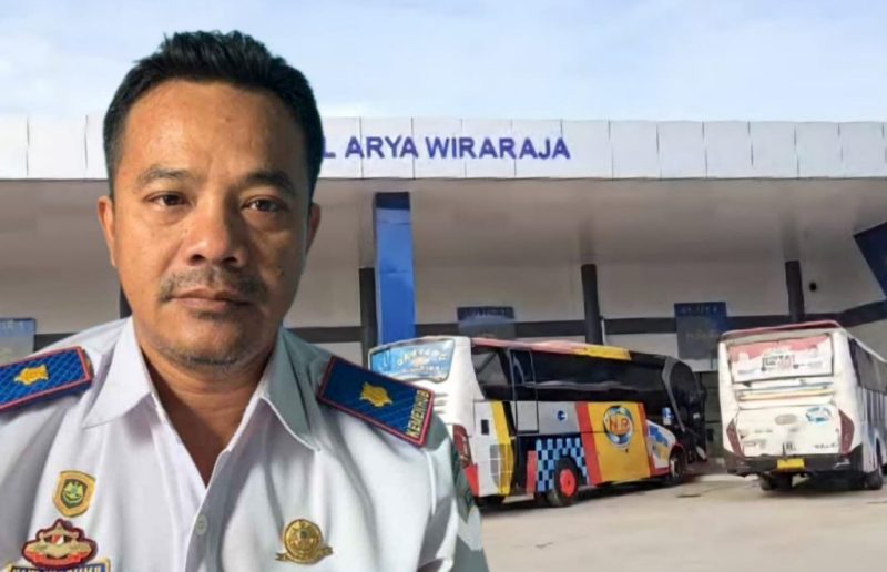 Kepala UPT Terminal Arya Wiraraja Sumenep Imam Handoko dengan Latar Belakang Terminal Arya Wiraraja Sumenep 