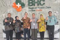 Pemimpin Cabang Bank Jatim Sumenep, Bambang Eko Budi Prakoso, bersama jajaran Funding Officer Bank Jatim, melakukan kunjungan silaturahmi ke RS BHC (Bagraf Health Care) di Jalan Lingkar Barat, Desa Babbalan, Kecamatan Batuan, Kamis (04/12/2026)
