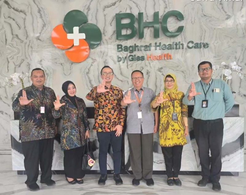 Pemimpin Cabang Bank Jatim Sumenep, Bambang Eko Budi Prakoso, bersama jajaran Funding Officer Bank Jatim, melakukan kunjungan silaturahmi ke RS BHC (Bagraf Health Care) di Jalan Lingkar Barat, Desa Babbalan, Kecamatan Batuan, Kamis (04/12/2026)