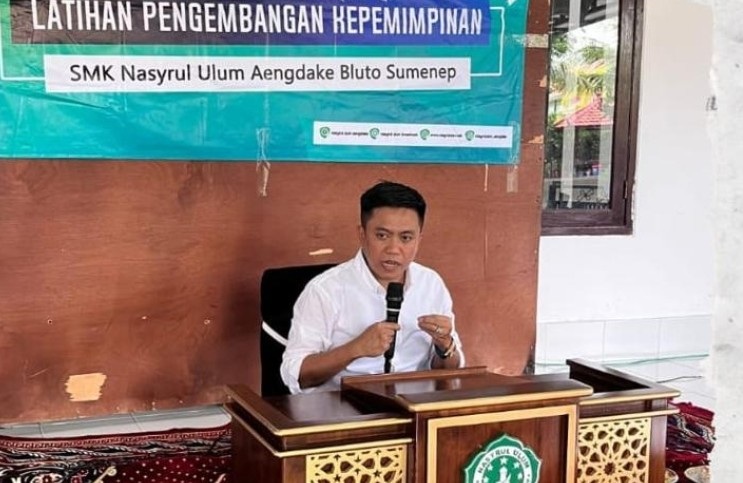 Ketua DPC ISSITA Sumenep Dr. Naghfir Saat Memaparkan Sosok Pemimpin Masa Depan di SMK Nasyrul Ulum Aeng Dake Bluto, Senin (15/12/2025)