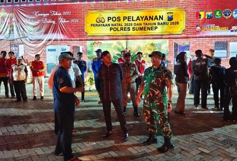 Bupati Sumenep Didampingi Pengawas Terminal Type A Arya Wiraraja Imam Handoko Hanafi Saat Tinjau Pos Pelayanan Bersama Nataru di Terminal Arya Wiraraja, Pastikan Arus Mudik Aman dan Terkendali, Rabu (24/12/2025) malam