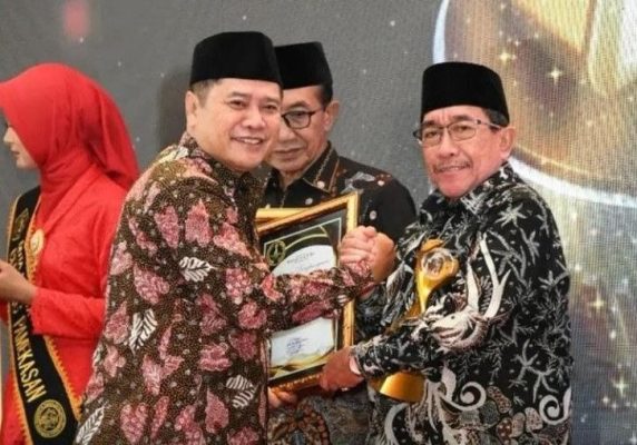 Penghargaan bergengsi ini diserahkan langsung oleh Direktur JPRM, Abdul Aziz, kepada Wakil Bupati Sumenep, KH. Imam Hasyim,