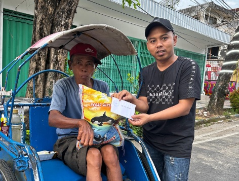 Sisir Sudut Kota, PT Bawang Mas Group Berbagi untuk Abang Becak dan Lansia di Sumenep
