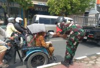 Babinsa Koramil Kota Sumenep Tebar Kepedulian, 150 Nasi Kotak Disalurkan Lewat Aksi Jumat Berkah