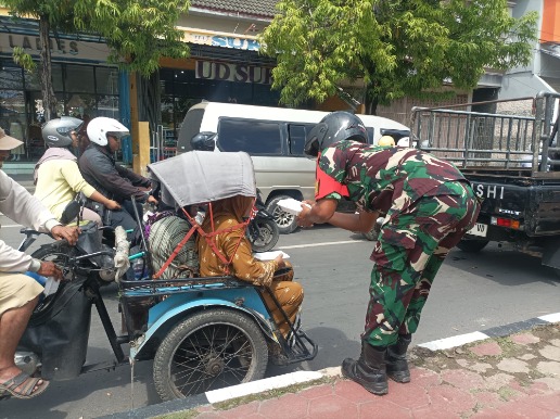 Babinsa Koramil Kota Sumenep Tebar Kepedulian, 150 Nasi Kotak Disalurkan Lewat Aksi Jumat Berkah