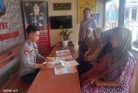 Puluhan Warga Masalembu Adukan BLT Kesra yang Belum Tersalurkan ke Polsek
Masalembu