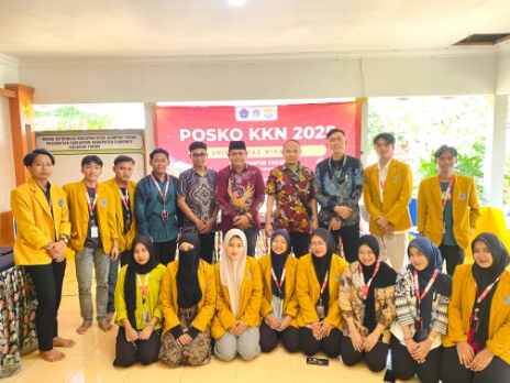 Peduli Kesehatan Warga Desa, KKN Universitas Wiraraja Gandeng Klinik Utama Gelar Cek Mata Gratis