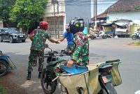 Babinsa Koramil Kota Sumenep Tebar Jumat Berkah, TNI Perkuat Jaring Pengaman Sosial Warga Perkotaan