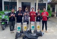 Mahasiswa KKN UNIJA dan DLH Sumenep Sediakan Tempat Sampah Terpilah di Desa Campor Timur