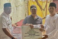 Kepala Desa Pabian, Zulfikar Ali Musakim, SE, Saat Mendampingi Warganya Jailani Menerima Bantuan Dari BAZNAS Sumenep, Selasa (20/01/2026)