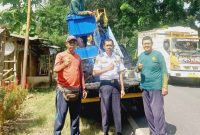 Koordinator Lapangan Bidang Prasarana Keselamatan Transportasi Disperkimhub Sumenep, A. Saidi Bersama Tim Usai Pemasangan Lampu, Rabu (21/01/2026)