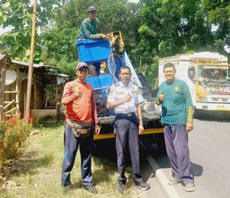 Koordinator Lapangan Bidang Prasarana Keselamatan Transportasi Disperkimhub Sumenep, A. Saidi Bersama Tim Usai Pemasangan Lampu, Rabu (21/01/2026)