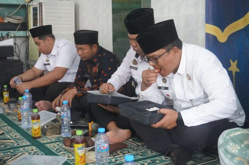 Kepala Rutan Sumenep, Aditya Wahyu Rahmadani saat Makan Santai Cadong Usai Peringatan Isra Miraj Rutan Sumenep, Rabu (21/01/2025)