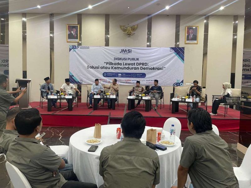 Jaringan Media Siber Indonesia (JMSI) Kabupaten Sumenep menggelar Diskusi Publik bertajuk “Pilkada Lewat DPRD: Solusi atau Kemunduran Demokrasi” yang berlangsung di Hotel Kaberaz, Kabupaten Sumenep, Rabu (21/1/2026).