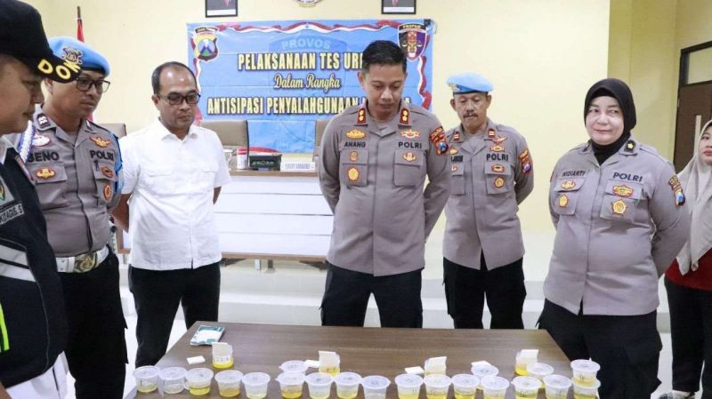 Kapolres Sumenep Pimpin Tes Urin Internal, Tegaskan Polri Harus Bersih dari Narkoba