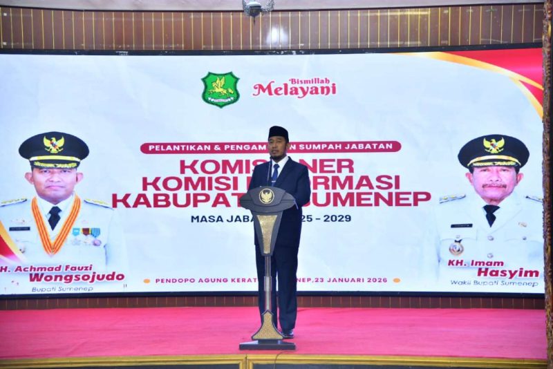 Bupati Sumenep Achmad Fauzi Wongsojudo saat melantik dan mengambil sumpah jabatan Komisioner Komisi Informasi (KI) Kabupaten Sumenep periode 2025–2029, di Pendopo Agung Keraton Sumenep, Jumat (23/1/2026) malam.