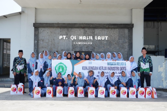 Belajar Langsung dari Industri, SMK Nasyrul Ulum Gelar KKI ke PT QL Hasil Laut Lamongan