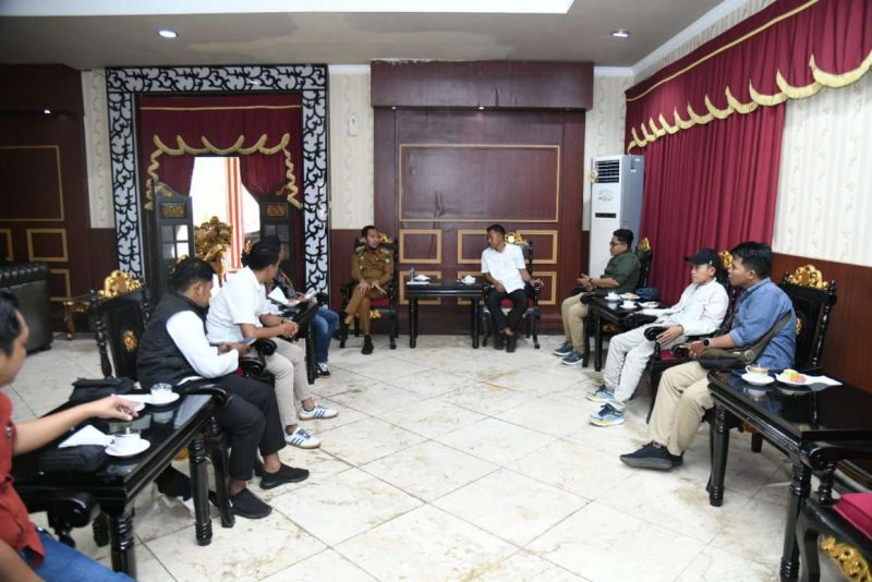 Suasana Saat Bupati Sumenep Dr. H. Achmad Fauzi Wongsojudo SH MH Menerima Kunjungan Ketua Beserta Jajaran di Pendopo Agung Keraton Sumenep, Senin (26/01/2026)