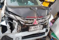 Mobil jenis Mitsubishi Xpander Cross kehilangan kendali dan menabrak sejumlah kendaraan serta lapak pedagang kaki lima di Jalan Raya Sumenep–Kalianget, Desa Marengan Daya, Kecamatan Kota Sumenep, Senin (26/1/2026) siang.