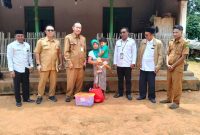 Kepala Dinsos P3A, dr. Abd. Rahman Riadi, S.E., M.M., hadir langsung menyerahkan bantuan. Ia menyapa Ibu Mona dan cucunya di Desa Bun Barat Kecamatan Rubaru, Selasa (27/01/2027)